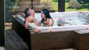 Joy Bear - Brunette Loren Minardi expose big ass